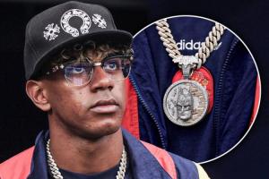 黑暗骑士亚马尔抵达球场时满身饰品，胸前一条大号蝙蝠侠项链