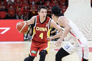王俊杰替补！男篮首发：赵继伟、贺希宁、朱俊龙、胡金秋、李弘权