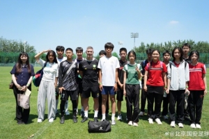 国安训练基地迎来北师大附属实验中学的同学，大家观摩了球队训练