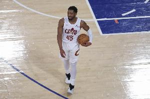 米切尔25-26赛季常规赛场均27.9+4.5+5.7 季后赛场均26+4.8+3.1