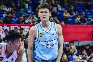 直播吧：青岛男篮与王睿泽签订了为期三年的C类合同