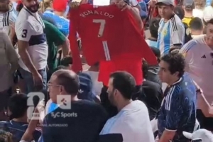 TYC：有人向阿根廷球迷展示C罗球衣，安保人员介入平息事态